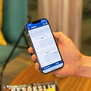Betcris app con boleto de apuestas en un celular