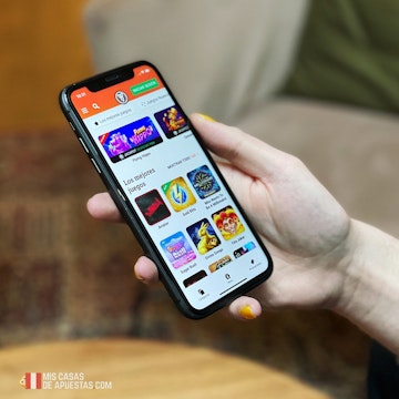 Experto de apuestas usando Leovegas app en Perú